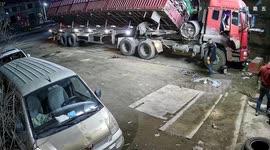 Tire explosion caught on CCTV in Shaanxi province, China
