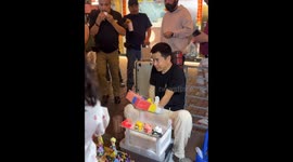 Man creates clay toys despite missing both hands in Jordan, Hong Kong