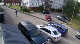 The woman refused to give money to the robber with a knife put to her throat.