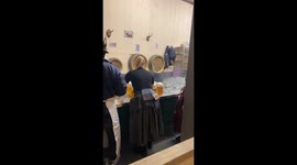 The waiter at Oktoberfest in Munich impresses with her abilities!