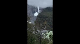 The impressive descent of a huge amount of ice from the mountain in Queulat National Park!