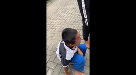 A small child fell into the sewer suddenly!