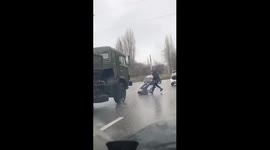 Two drivers fought in the middle of the road in Russia!