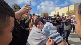 Footage shows jubilant crowds rushing to bus of Palestinian prisoners released by Israel