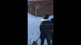 Park staff carve tunnel through snow blocking toilets in China