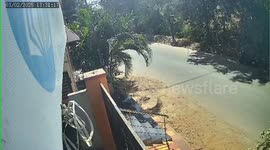 Thief snatches woman's gold chain and throws her to ground in shocking attack in India