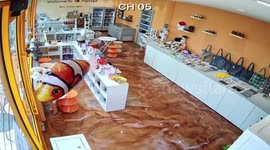 Finding Nemo! Cartoon fish balloon opens shop door by itself and escapes