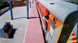 India: Vigilant cop rescues passenger who fell while boarding moving train