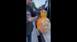 Jaw-dropping monster face etched on Hubbard Squash ahead of Halloween season