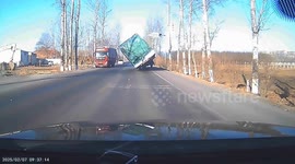 Truck almost blown over on highway by strong winds in China