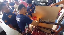 Dramatic handling of a small child's hand trapped in an iron pipe in Padang city.