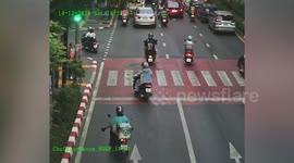 Brave pedestrian chases motorcycle rider who sped through crossing in Bangkok