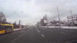 Skoda hits pole and causes traffic lights to collapse on pedestrian crossing