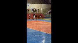 O atleta de futsal errou o gol e acertou o rosto sem querer da menina na arquibancada.