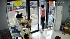 Curious cat gets head trapped in closing glass door after shop owner chases runaway feline