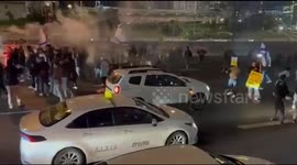 Israel: Israelis block Tel Aviv streets, demanding Netanyahu to comply