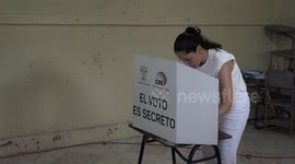 Ecuador: Candidate Luisa González voting