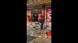 Elderly street performer shows off acrobatics skills in China