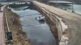 Car plunges into river and passersby rush to rescue trapped motorists in China