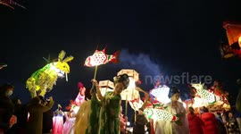 Foreign expats immersed in Chinese culture at Lantern Festival parade