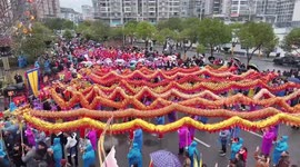 Foreigners join dragon dance in central China to celebrate Chinese Lantern Festival