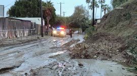 US, Los Angeles: Granada Hills Tesla Stuck In Mud