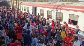 Devotees spill from trains for India's river bathing festival