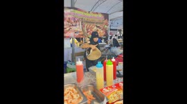 Watch this awesome chef makes pizzas while blindfolded