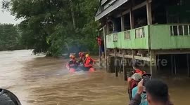 Dramatic moment rescuers drift away in strong flood current