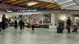 The peoples dansing in the shopping sentre. Look at the operator