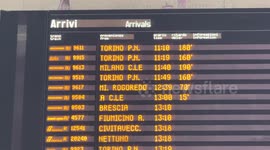 The arrival timetable shows heavy delays of up to 3 hours or more at Termini Station in Rome.