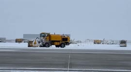 Snow plough convoy clears runways at Detroit airport
