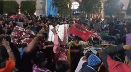Worshippers scramble for the last trains to bathing festival in India