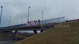 Serbia: Huge banner welcomes people who arrive to Kragujevac for protest