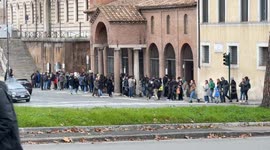 22/12/2024 - Rome, Italy. Numerous tourists line up in front of the church of Santa Maria in Cosmedin where you can visit the Mouth of Truth on a winter day in Rome.