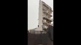 Worker uses axe to bring down multi-story building in China