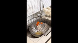 Satisfying egg-separating hack amazes Chinese viewers