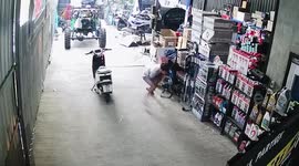 Car mechanic makes epic catch to save cat falling from roof