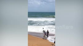 Hero passerby praised for rescuing drowning girl from rough sea