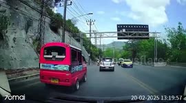 Tourist seen on dashcam jumping off tuktuk with flying shoe