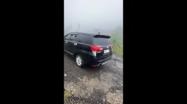 Mobil kijang Innova yang tidak kuat di tanjakan Curug sikarim wonosobo