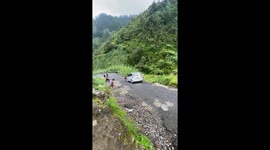 Sebuah mobil yang berjalan mundur di Curug Sikarim Dieng Wonosobo