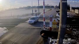 Poland: Man Saves Girl’s Car Stuck on Railway Tracks in Poland