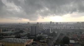 Forte chuva em nível de tempestade com nuvens escuras e fortes rajadas de vento com queda de granizo