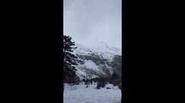 Tourists flee as avalanche crashes down mountain in China