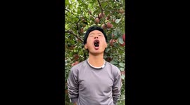 Chinese man shocks viewers by releasing wasps from his mouth