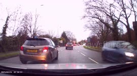 DASHCAM - Near Miss - Dangerous Driving - Toyota Driver Changes Lanes without Looking