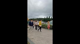 Scarecrow Comes to Life—Tourists Scream in Laughter! Sackman Prank