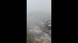 Sebuah mobil pick up yang membawa penumpang membawa agar bisa naik