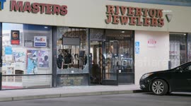 US, Los Angeles: Sherman Oaks Jewelry Store Smash And Grab Robbery